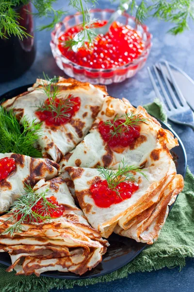 Low carb pancakes with caviar and fresh herbs, selective focus — Stock Photo, Image