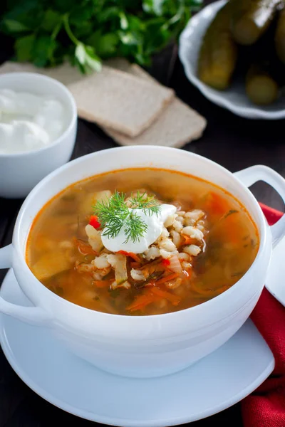 Rassolnik - Sopa de cocina rusa con encurtidos y cebada, enfoque selectivo —  Fotos de Stock