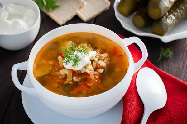 Soupe aux concombres marinés et à l'orge perlée rassolnik sur fond bois, horizontale — Photo