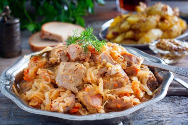 Ahşap bir masa, yatay Türkiye uyluk etli kızarmış lahana