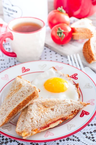 Colazione con uova strapazzate e panino all'aperto con formaggio e salsiccia, focus selettivo — Foto Stock