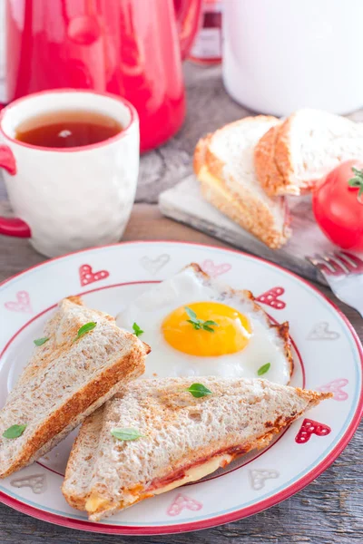 Café da manhã com ovos mexidos e um sanduíche aberto com queijo e salsicha, foco seletivo — Fotografia de Stock