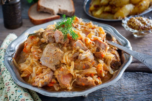 Col estofada con carne de muslo de pavo sobre una mesa de madera, horizontal — Foto de Stock