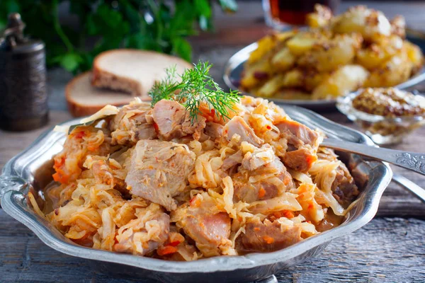 Col estofada con carne de muslo de pavo sobre una mesa de madera, horizontal — Foto de Stock