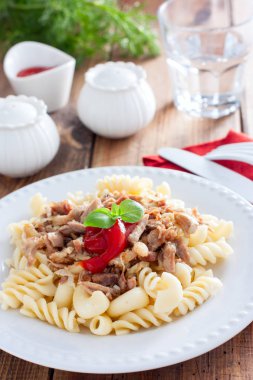 Makarna haşlanmış et ve ketçap beyaz tabakta seçici odak ile