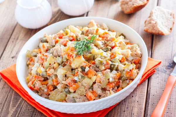 Reissalat mit Thunfisch, Kirschtomaten, Nierenbohnen, Mais, roten Zwiebeln, Gewürzen und frischer Petersilie. hausgemachtes Essen. Symbolbild. Konzept für eine schmackhafte und gesunde Mahlzeit. weißer Hintergrund. Nahaufnahme. — Stockfoto