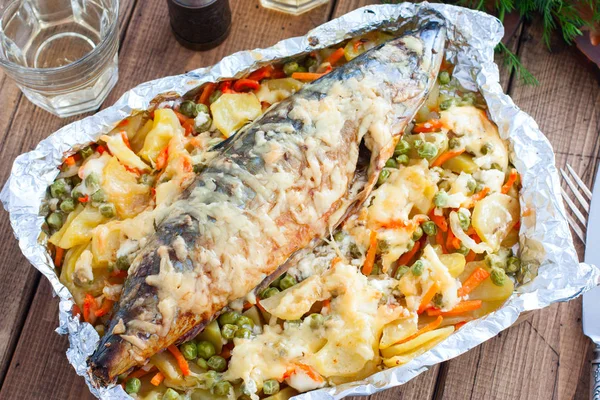 Caballa al horno con verduras - patatas, zanahorias, cebollas, guisantes verdes, vista superior — Foto de Stock