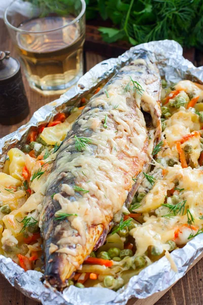 Caballa al horno con verduras - patatas, zanahorias, cebollas, guisantes verdes, vista superior — Foto de Stock