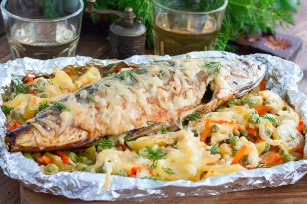 Caballa al horno con verduras - patatas, zanahorias, cebollas, guisantes verdes, vista superior — Foto de Stock