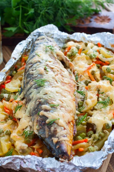 Pečená makrela se zeleninou - brambory, cibule, mrkev, zelený hrášek, pohled shora — Stock fotografie