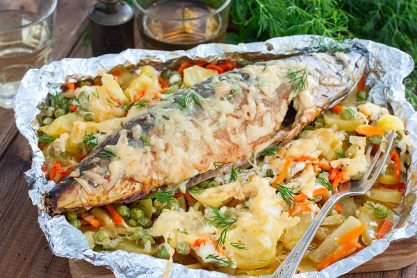 Pečená makrela se zeleninou - brambory, cibule, mrkev, zelený hrášek, pohled shora — Stock fotografie