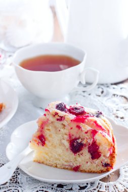 Kızılcık pasta ve ahşap bir masa, seçici odak üstünde elma