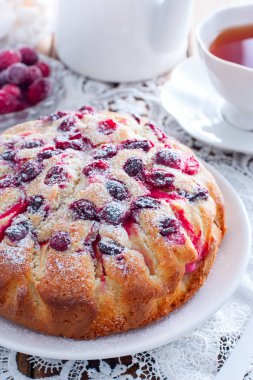 Kızılcık pasta ve ahşap bir masa, seçici odak üstünde elma