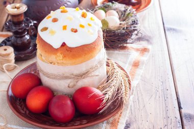 Kulich, boyanmış yumurta, yatay, kopya alanı ile ahşap bir masa üzerinde geleneksel Paskalya pasta