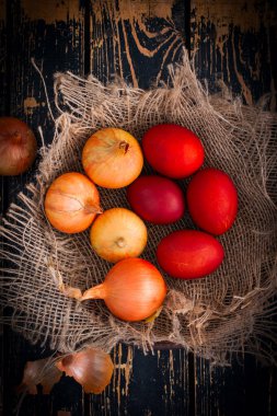 Soğan soyma, üstten görünüm, seçici odak boyalı yumurta