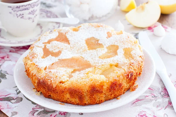 Tarta de manzana vegana en un plato blanco, enfoque selectivo — Foto de Stock