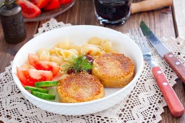 Chickpea cutlets with vegetables and pasta, selective focus — Stock Photo, Image