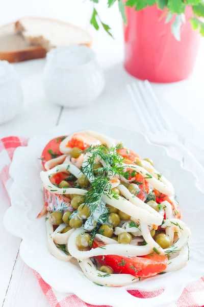 Salada de lulas com tomates e ervilhas verdes, foco seletivo — Fotografia de Stock