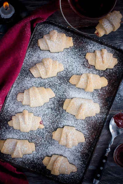 Домашнє веганське печиво з варенням з бубликів на темному лотку, вид зверху, вибірковий фокус — стокове фото