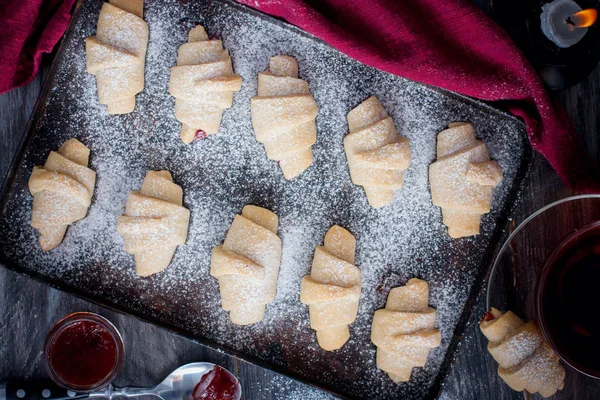 Домашнее веганское печенье с вареньем из бубликов на темном подносе, вид сверху, горизонтальный — стоковое фото