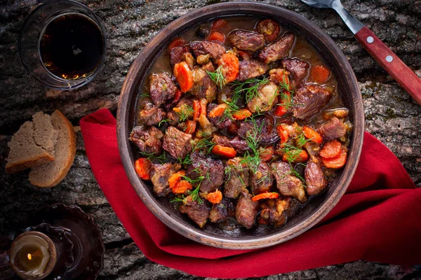 Manzo stufato con carote e cipolle in ceramica, vista dall'alto, orizzontale — Foto Stock