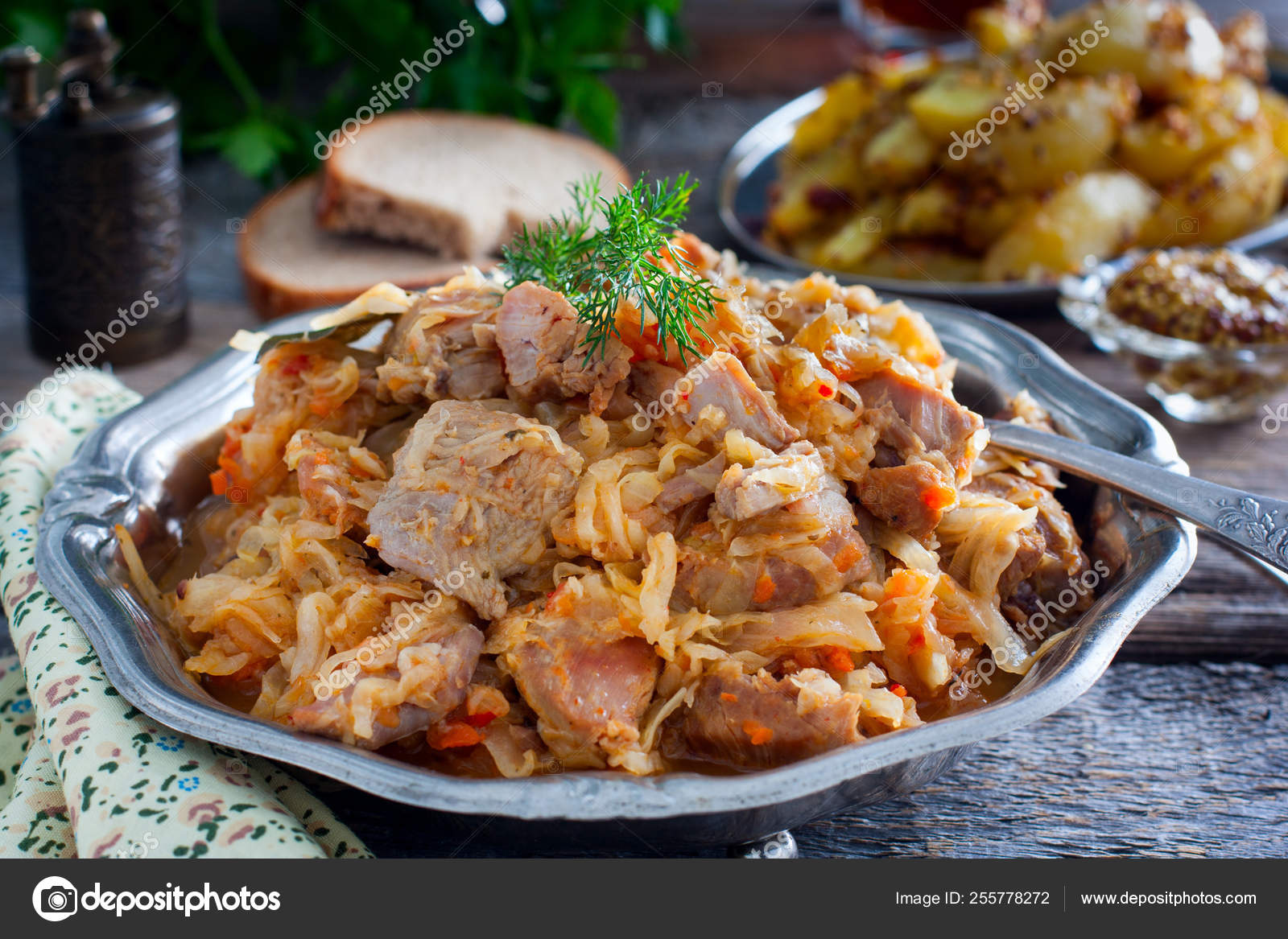 Тушеная свинина с квашеной капустой. Тушёная капуста с сосисками. Тушеная капуста. Бигус из квашеной капусты. Бигус в тушенная капуста.