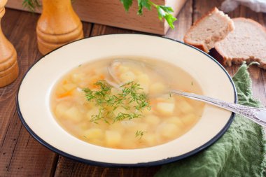 Ahşap masada şeffaf patates çorbası, yatay