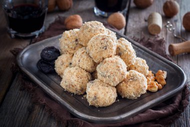 Metal bir tabak üzerinde Erik ve ceviz ile snack peynir topları, yatay
