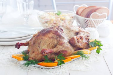 Bir çanak üzerinde şenlikli dolma portakallar ördek, yatay