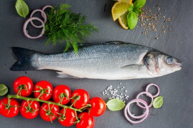 Çiğ levrek balık yemek sıcak yemek, en iyi görünüm için malzemelerle