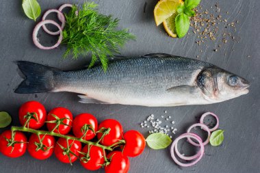 Çiğ levrek balık yemek sıcak yemek, en iyi görünüm için malzemelerle