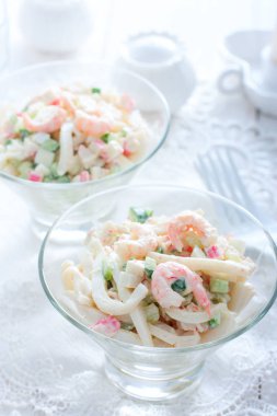 Kalamar salatası, karides, cam vazoyengeç çubukları, seçici odak