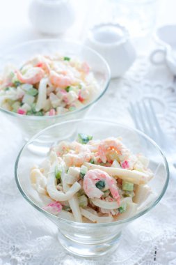 Kalamar salatası, karides, cam vazoyengeç çubukları, seçici odak