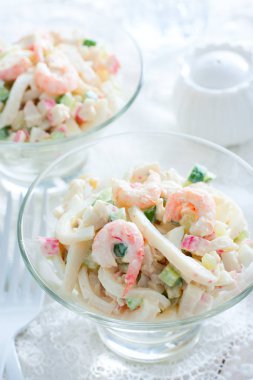 Kalamar salatası, karides, cam vazoyengeç çubukları, seçici odak