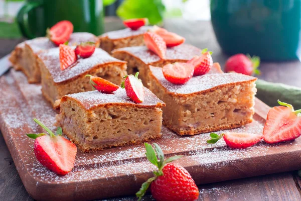 Tarta de fresa casera de verano con harina integral, horizontal — Foto de Stock