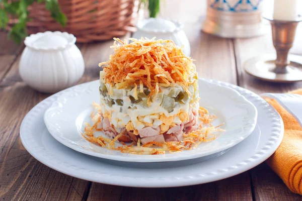 Салат с грибами и курицей, украшенный картофелем фри, горизонтальный — стоковое фото