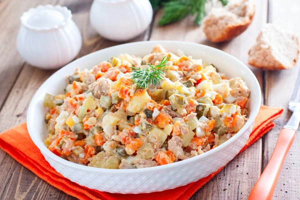 Ensalada de arroz con atún, tomates cherry, frijoles, maíz dulce, cebolla roja, especias y perejil fresco. Comida casera. Imagen simbólica. Concepto para una comida sabrosa y saludable. Fondo blanco. De cerca. . — Foto de Stock