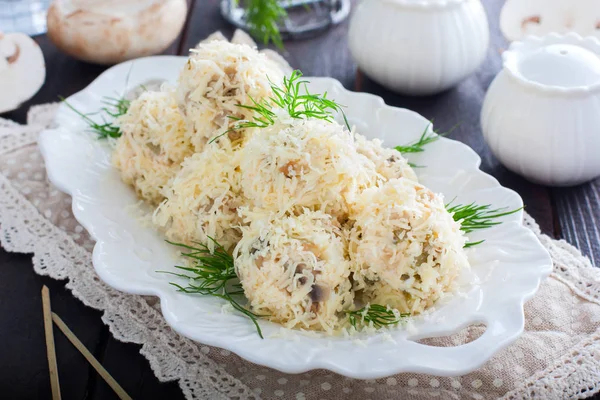 Boules de service aux champignons sous forme de boules au fromage, raffaello, horizontal — Photo