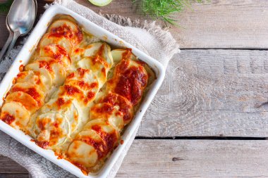 Kabak ve mozzarella, güllük gülistanlık bir kabuk ile genç Patates graten ana sayfa görünümü, kopya alanı