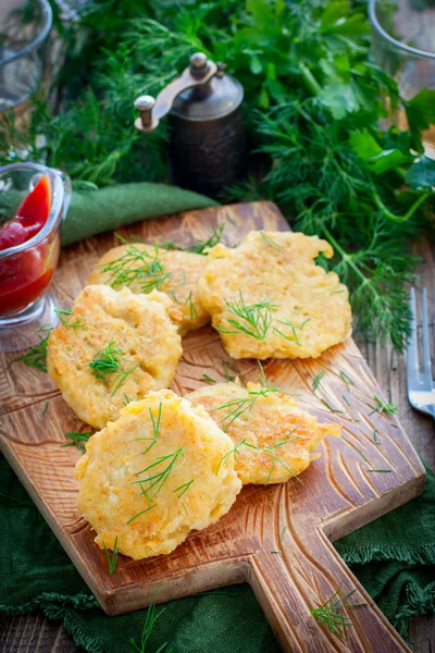 Vegetarian oatmeal patties on a wooden board, selective focus — Stock Photo, Image