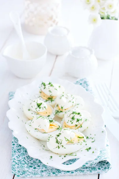 Закуска яиц под майонезом на белой тарелке, избирательный фокус — стоковое фото
