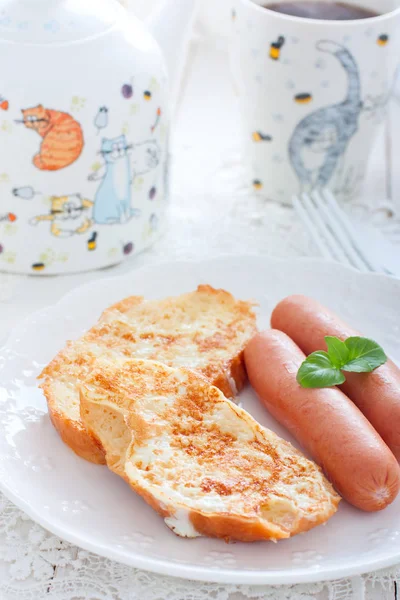 Desayuno con salchichas y pan blanco, fritos en huevos y leche, enfoque selectivo — Foto de Stock