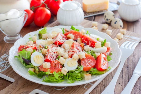 Caesar-Salat mit rotem Fisch auf dem Holztisch, waagerecht — Stockfoto