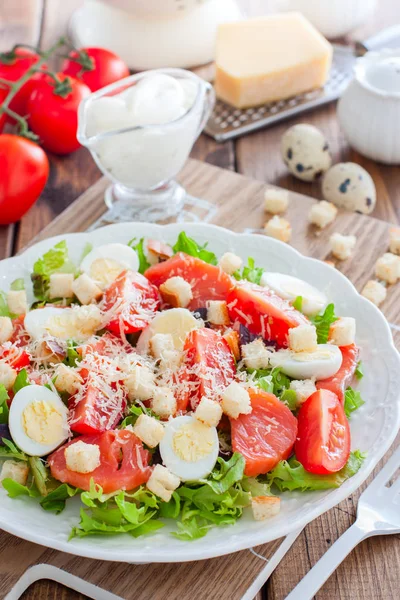 Salade César au saumon salé sur une assiette blanche, mise au point sélective — Photo