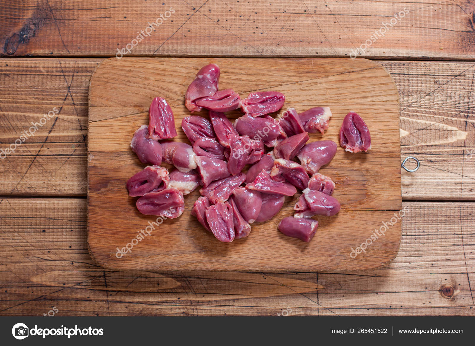 Куриные сердечки обработка перед приготовлением. Куриные сердечки. Как чистить сердечки куриные фото. Очищенные куриные сердечки. Нарезанные куриные сердца.