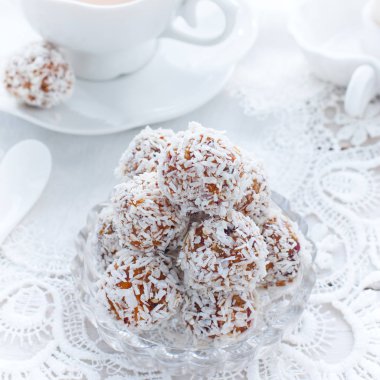 Topları şeklinde hindistan cevizi topları kurutulmuş meyve şekerleri, kare