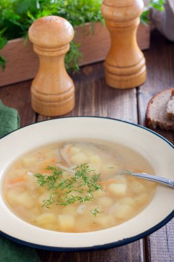 Et suyunda şeffaf patates çorbası, seçici odaklama