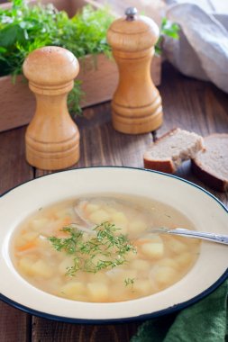Et suyunda şeffaf patates çorbası, seçici odaklama