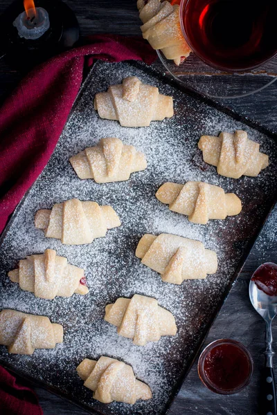Домашнє веганське печиво з варенням з бубликів на темному лотку, вид зверху, вибірковий фокус — стокове фото