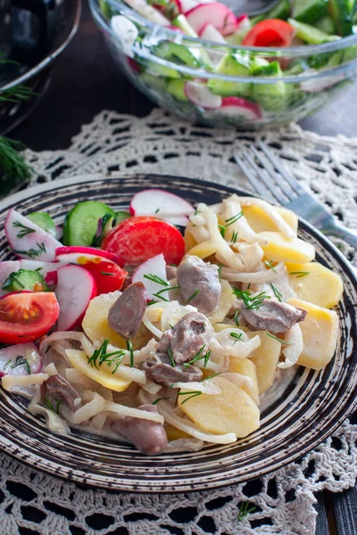 Patata al horno y corazones de pollo en un plato con ensalada de verduras, enfoque selectivo — Foto de Stock